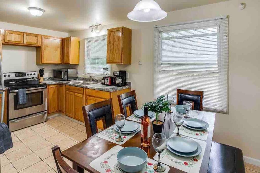 {Hot Tub In Ranch} Mins To Airport/Uofr/Strng/Dwtn Villa Rochester Bagian luar foto